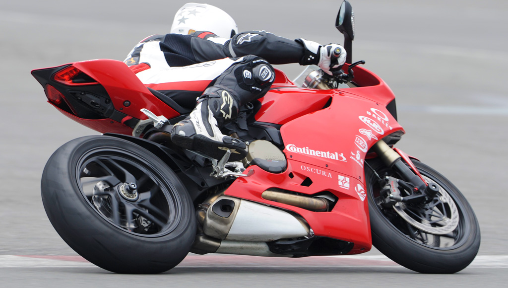 California Superbike School - Sponsored by Oscura